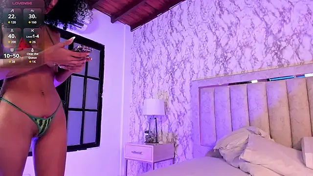 Valeskaa  online show from December 2025 12:21:02 PM