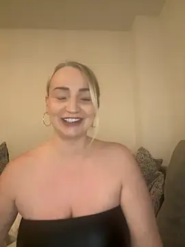 Snapshot of BootyQueenApril chatting on November 2025 09:40:01 PM BootyQueenApril online show from November 2025 09:40:01 PM