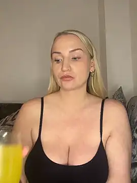 Snapshot of BootyQueenApril chatting on December 2025 10:04:01 PM BootyQueenApril online show from December 2025 10:04:01 PM