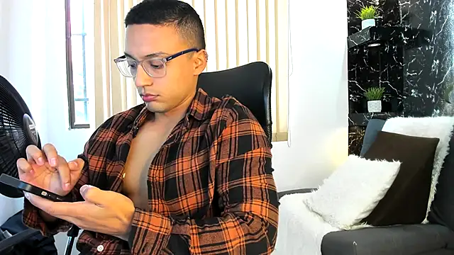 Snapshot of thomas_scot1 chatting on November 2025 01:21:02 PM thomas scot1 online show from November 2025 01:21:02 PM