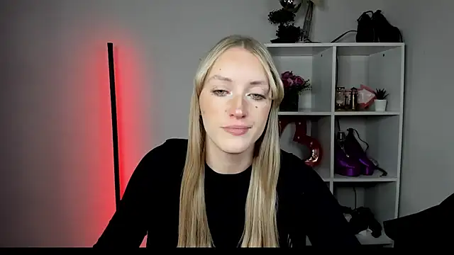 Snapshot of EvelynBlond chatting on July 2026 12:31:01 PM EvelynBlond online show from July 2026 12:31:01 PM