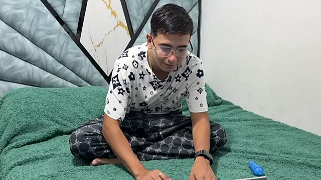 Snapshot of DereckxSophia chatting on December 2025 03:22:02 AM DereckxSophia online show from December 2025 03:22:02 AM