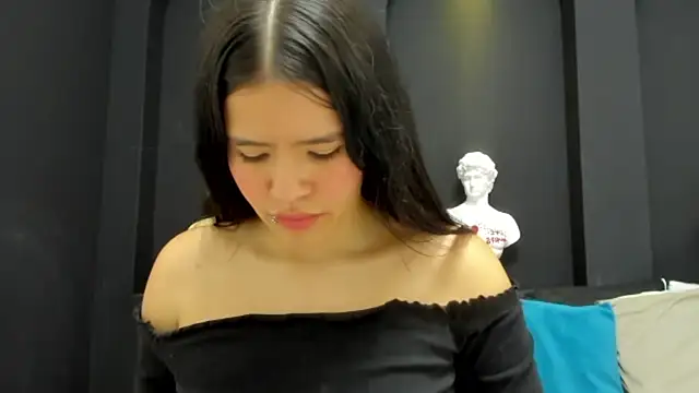 emilyrousee01 online show from April 2026 07:00:01 PM