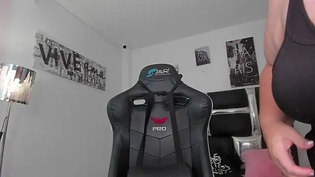 Snapshot of Sophiie_Rouse_ chatting on November 2025 06:54:01 PM Sophiie Rouse online show from November 2025 06:54:01 PM