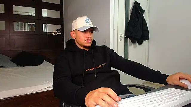 ElijahThorne online show from February 2026 05:44:02 AM