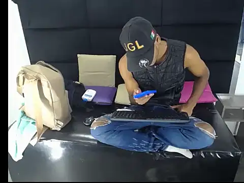 Snapshot of Straight_latinX chatting on November 2025 03:20:02 AM Straight latinX online show from November 2025 03:20:02 AM