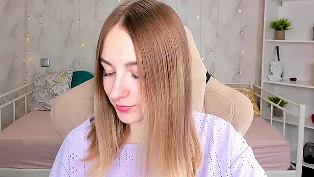Snapshot of Shy_Polly chatting on March 2026 12:39:01 AM Shy Polly online show from March 2026 12:39:01 AM