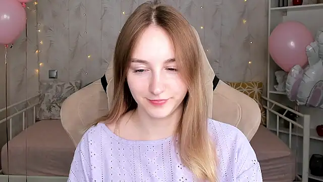 Snapshot of Shy_Polly chatting on April 2026 12:11:02 AM Shy Polly online show from April 2026 12:11:02 AM