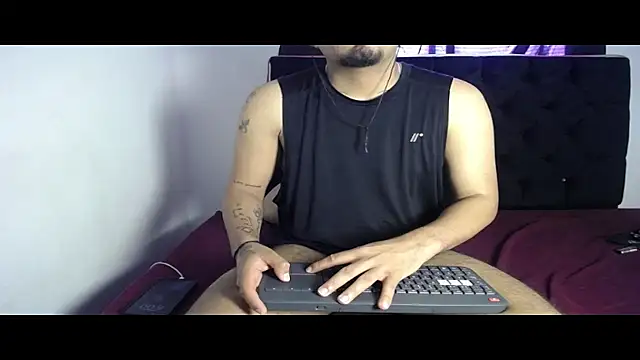 Snapshot of Henry_villa23 chatting on November 2025 01:01:01 PM Henry villa23 online show from November 2025 01:01:01 PM