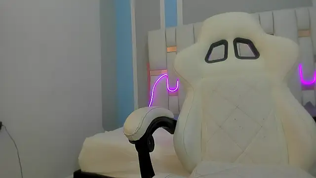 mask red girl online show from February 2026 12:32:02 PM