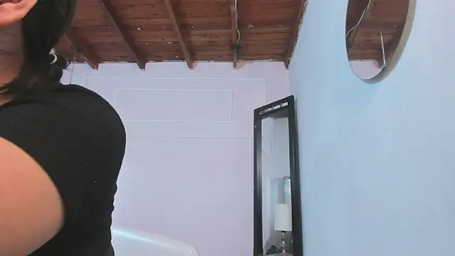 Snapshot of Izelevans chatting on April 2026 10:35:02 AM Izelevans online show from April 2026 10:35:02 AM