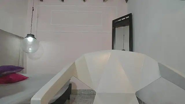 Snapshot of Izelevans chatting on April 2026 10:56:01 AM Izelevans online show from April 2026 10:56:01 AM