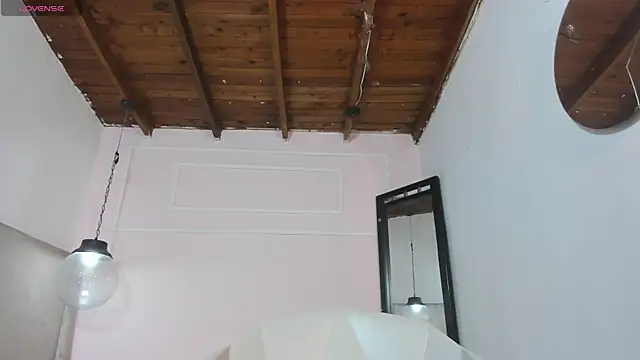 Snapshot of Izelevans chatting on April 2026 12:25:02 PM Izelevans online show from April 2026 12:25:02 PM