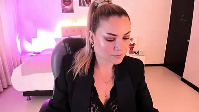 Snapshot of Violeta_Hotter chatting on December 2025 11:04:01 AM Violeta Hotter online show from December 2025 11:04:01 AM