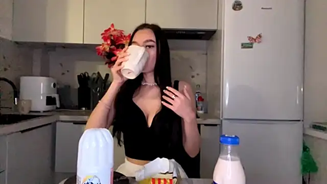 Snapshot of KristaLarmon chatting on November 2025 05:05:02 PM KristaLarmon online show from November 2025 05:05:02 PM