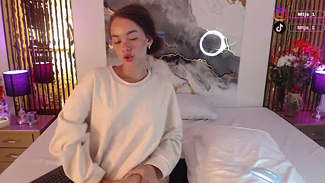 Snapshot of MiticaBrennet_ chatting on March 2026 02:40:01 AM MiticaBrennet online show from March 2026 02:40:01 AM