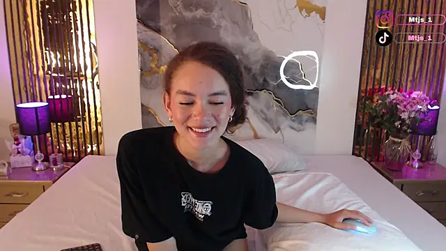 Snapshot of MiticaBrennet_ chatting on April 2026 04:24:02 AM MiticaBrennet online show from April 2026 04:24:02 AM