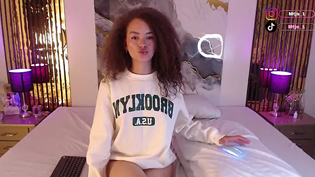 Snapshot of MiticaBrennet_ chatting on April 2026 04:39:01 AM MiticaBrennet online show from April 2026 04:39:01 AM