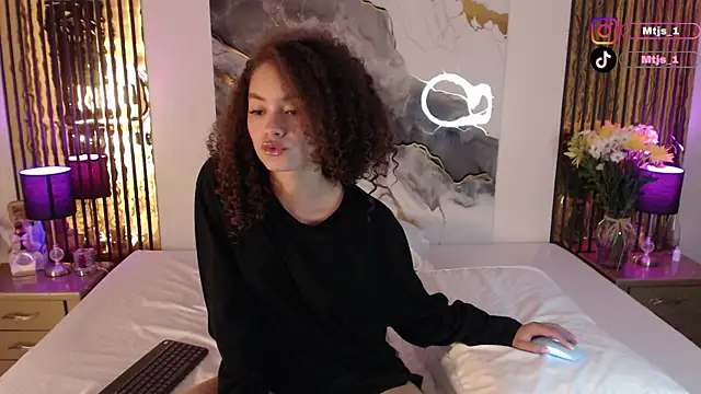 Snapshot of MiticaBrennet_ chatting on April 2026 04:19:01 AM MiticaBrennet online show from April 2026 04:19:01 AM