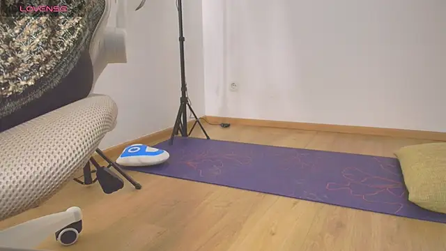 Snapshot of Sweet_Eira chatting on April 2026 06:43:02 PM Sweet Eira online show from April 2026 06:43:02 PM