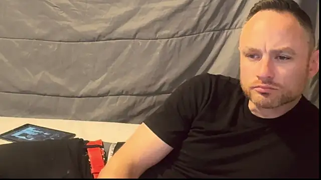 Snapshot of famous1tad chatting on April 2026 10:16:01 PM famous1tad online show from April 2026 10:16:01 PM