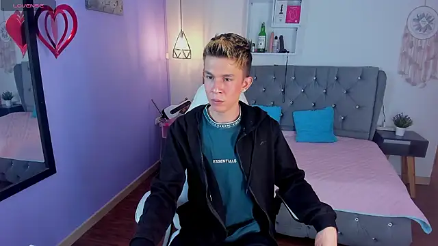 Juaan Diick online show from March 2026 04:57:01 PM