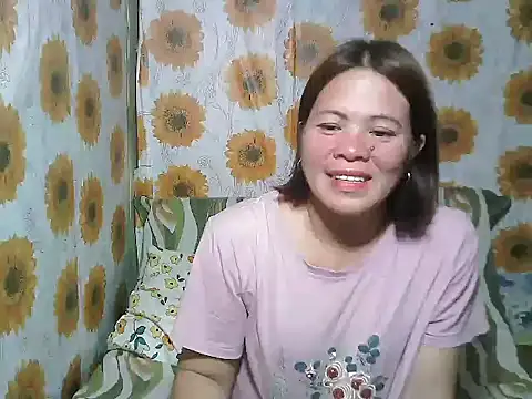 Snapshot of Smilinglovely chatting on March 2026 10:43:02 AM Smilinglovely online show from March 2026 10:43:02 AM