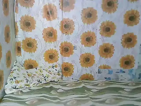 Snapshot of Smilinglovely chatting on April 2026 07:06:01 AM Smilinglovely online show from April 2026 07:06:01 AM