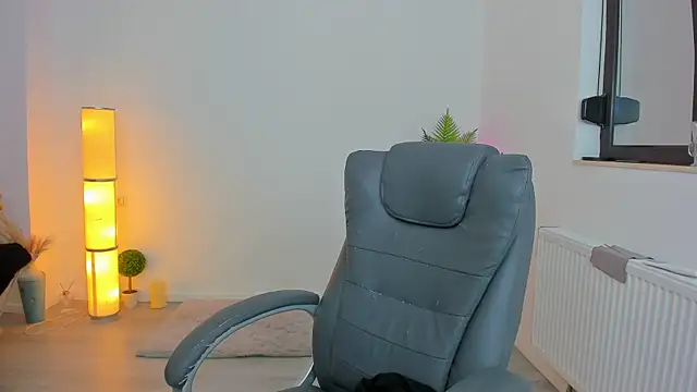 Serennax online show from November 2025 04:48:02 AM