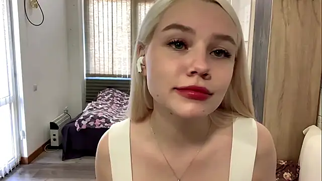 Snapshot of MistikMinx chatting on November 2025 12:07:01 PM MistikMinx online show from November 2025 12:07:01 PM