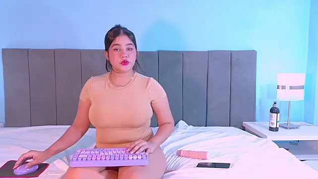 Snapshot of Lizz_Bunny chatting on April 2026 01:42:02 AM Lizz Bunny online show from April 2026 01:42:02 AM