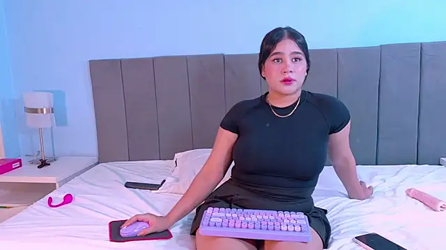 Snapshot of Lizz_Bunny chatting on April 2026 12:27:01 AM Lizz Bunny online show from April 2026 12:27:01 AM