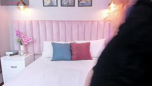 Snapshot of Vera_Gold_ chatting on December 2025 03:38:02 AM Vera Gold online show from December 2025 03:38:02 AM