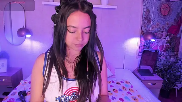 Snapshot of Laraa_Rouss_ chatting on December 2025 03:56:01 AM Laraa Rouss online show from December 2025 03:56:01 AM