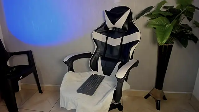 Brand Collins online show from December 2025 07:53:02 PM