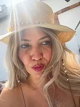 IsaSantoDomingo online show from December 2025 02:44:01 PM