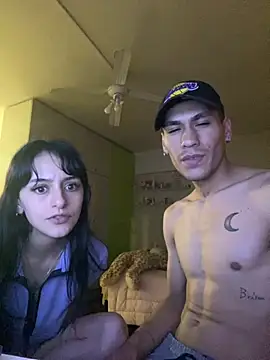 Snapshot of ParejaJovenZSur chatting on November 2025 03:51:02 AM ParejaJovenZSur online show from November 2025 03:51:02 AM