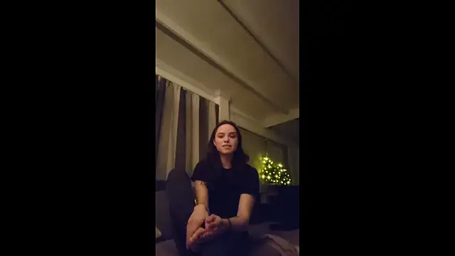 Denisxsxs online show from December 2025 05:52:02 PM