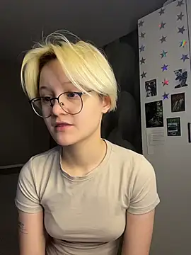 Snapshot of LunaDoreann chatting on December 2025 09:07:01 AM LunaDoreann online show from December 2025 09:07:01 AM