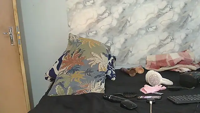Snapshot of SexyZuluBarbie chatting on June 2026 12:18:01 PM SexyZuluBarbie online show from June 2026 12:18:01 PM