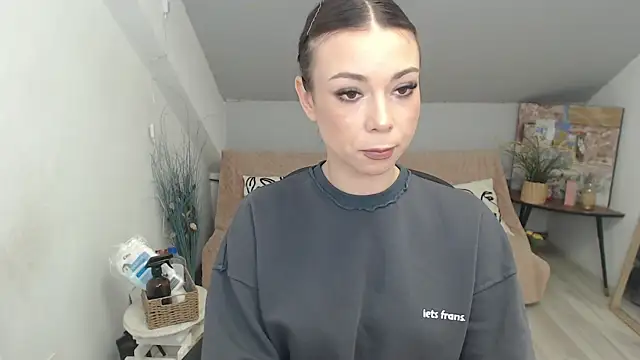 Snapshot of MayaWill chatting on December 2025 12:47:02 PM MayaWill online show from December 2025 12:47:02 PM