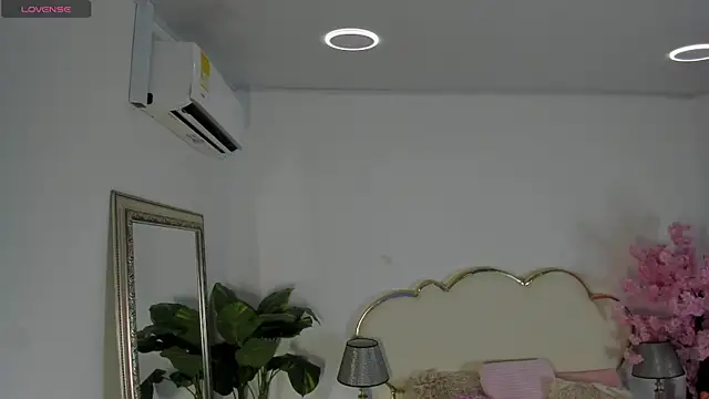 Snapshot of MoliBunny chatting on March 2026 05:23:01 AM MoliBunny online show from March 2026 05:23:01 AM