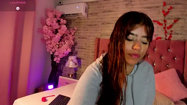 Snapshot of MoliBunny chatting on April 2026 04:38:02 AM MoliBunny online show from April 2026 04:38:02 AM