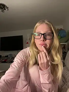 Snapshot of RosieLovexoxx chatting on December 2025 05:07:02 PM RosieLovexoxx online show from December 2025 05:07:02 PM