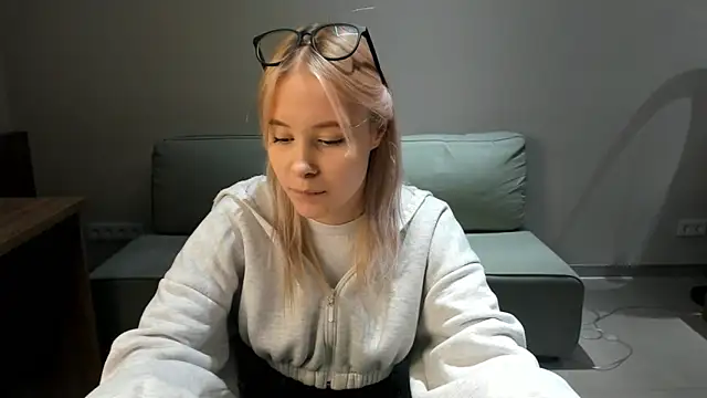 Snapshot of AunclreaVache chatting on November 2025 10:18:02 AM AunclreaVache online show from November 2025 10:18:02 AM