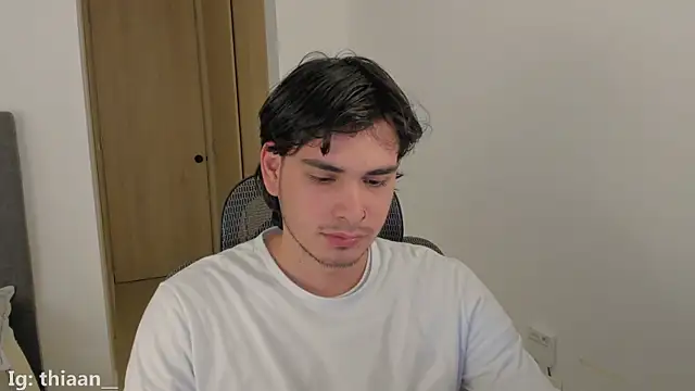 Snapshot of thiaann chatting on December 2025 02:42:01 AM thiaann online show from December 2025 02:42:01 AM