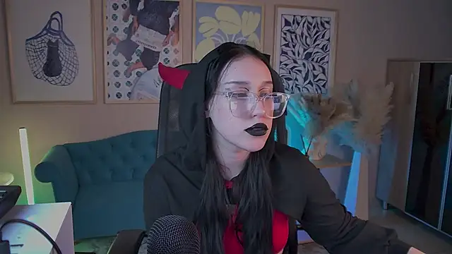 Snapshot of VivianMalone chatting on December 2025 03:10:01 PM VivianMalone online show from December 2025 03:10:01 PM