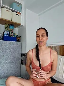 Snapshot of Maeveleigh_xo chatting on December 2025 09:09:02 PM Maeveleigh xo online show from December 2025 09:09:02 PM