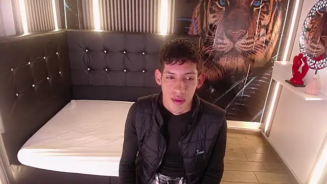 Snapshot of AleJines__ chatting on December 2025 11:37:01 AM AleJines online show from December 2025 11:37:01 AM