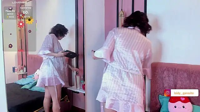 Snapshot of MissSavage_ chatting on April 2026 06:54:02 PM MissSavage online show from April 2026 06:54:02 PM